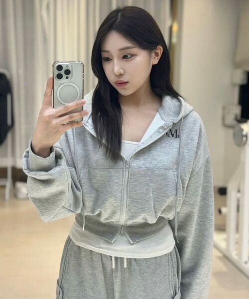 MUCENT（ムセント）の「バックロゴツーウェイフードジップアップ男女共用（2カラー）（パーカー・レディース・グレー/ブラック・SHORT/1）」の12枚目の写真