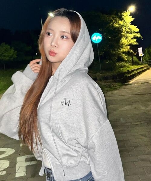 MUCENT（ムセント）の「バックロゴツーウェイフードジップアップ男女共用（2カラー）（パーカー・レディース・グレー/ブラック・SHORT/1）」の17枚目の写真