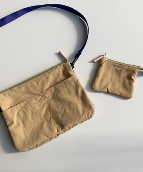 EARTH MADE（アースメイド）の「8POCKET INSIDE PRINT サコッシュ（ショルダーバッグ・レディース・ライトグレー/ブラック/ブラウン/ブルー/ダークグレー/サンドベージュ/ブルーグレー/キャメル/ライトピンク/ライトベージュ/レモンイエロー/ダークネイビー・FREE）」の10枚目の写真