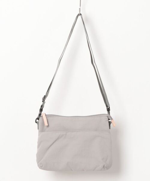 EARTH MADE（アースメイド）の「8POCKET INSIDE PRINT サコッシュ（ショルダーバッグ・レディース・ライトグレー/ブラック/ブラウン/ブルー/ダークグレー/サンドベージュ/ブルーグレー/キャメル/ライトピンク/ライトベージュ/レモンイエロー/ダークネイビー・FREE）」の3枚目の写真