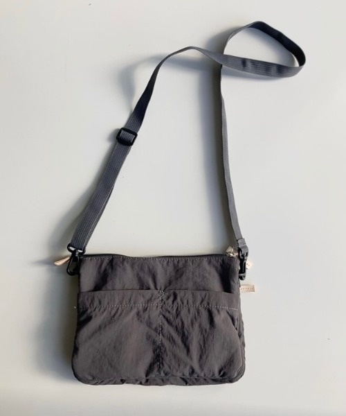 EARTH MADE（アースメイド）の「8POCKET INSIDE PRINT サコッシュ（ショルダーバッグ・レディース・ライトグレー/ブラック/ブラウン/ブルー/ダークグレー/サンドベージュ/ブルーグレー/キャメル/ライトピンク/ライトベージュ/レモンイエロー/ダークネイビー・FREE）」の4枚目の写真