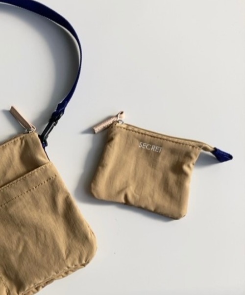 EARTH MADE（アースメイド）の「8POCKET INSIDE PRINT サコッシュ（ショルダーバッグ・レディース・ライトグレー/ブラック/ブラウン/ブルー/ダークグレー/サンドベージュ/ブルーグレー/キャメル/ライトピンク/ライトベージュ/レモンイエロー/ダークネイビー・FREE）」の15枚目の写真