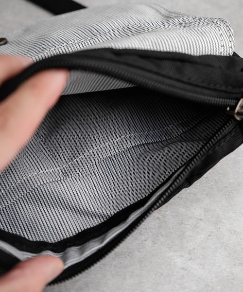 Carhartt（カーハート）の「Carhartt カーハート Crossbody Horizontal Bag 横型クロスボディバッグ/ワンポイントロゴ斜め掛けショルダーバッグ（ショルダーバッグ・メンズ・ブラック/ブラウン・FREE）」の21枚目の写真