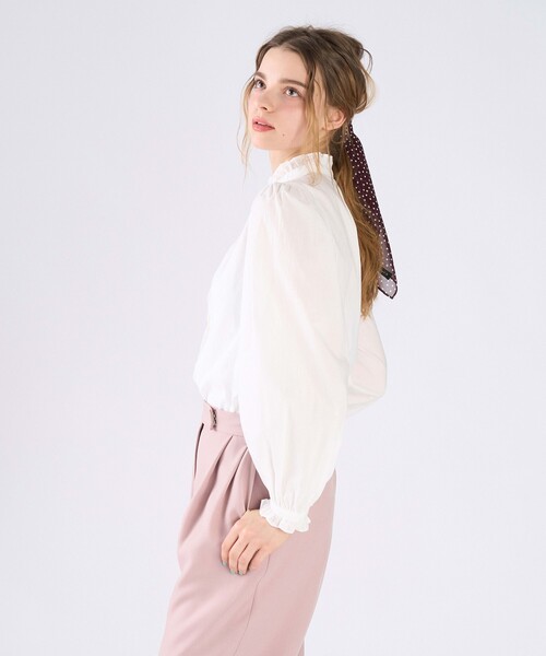 To b. by agnes b.（トゥービーバイアニエスベー）の「コットンローン フリルカラー ブラウス（シャツ/ブラウス・レディース・ホワイト・36/40/38）」の4枚目の写真
