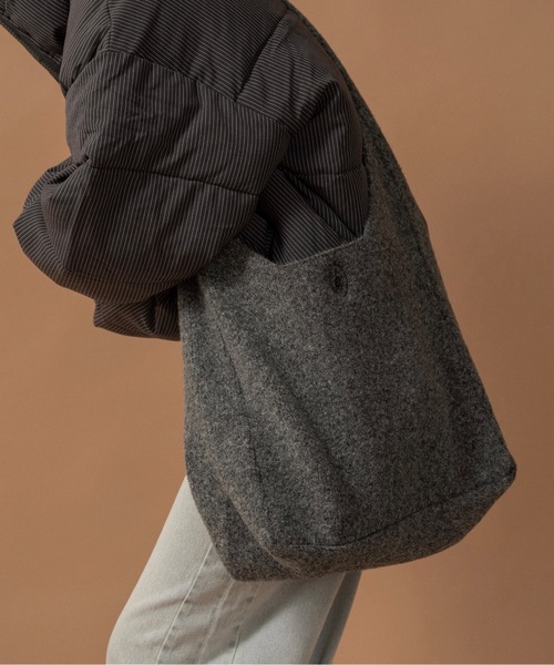 lawgy（ラウジー）の「embroidery logo one handle knit bag / エンブロイダリーロゴワンハンドルニットバッグ（トートバッグ・レディース・ダークブラウン/ミックスグレー/オートミール・FREE）」の2枚目の写真