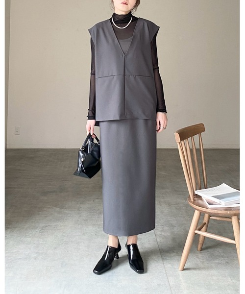 She's Closet(シーズクローゼット)の「Vネックベスト&ストレートスカートスーツセットアップ(セットアップ・レディース・ブラック/グレー・M/L)」の4枚目の写真