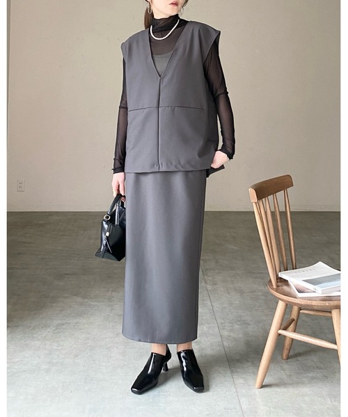 She's Closet(シーズクローゼット)の「Vネックベスト&ストレートスカートスーツセットアップ(セットアップ・レディース・ブラック/グレー・M/L)」の5枚目の写真