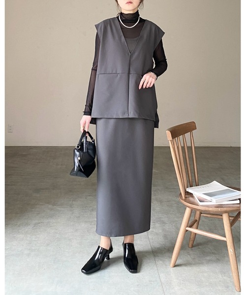 She's Closet(シーズクローゼット)の「Vネックベスト&ストレートスカートスーツセットアップ(セットアップ・レディース・ブラック/グレー・M/L)」の6枚目の写真