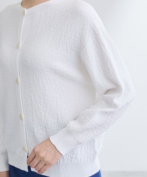 INDIVI（インディヴィ）の「【前後2WAY／洗える】凹凸編地カーディガンニット（カーディガン/ボレロ・レディース・オフホワイト/ブラック・38/13/05）」の6枚目の写真