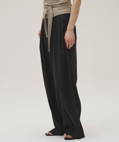 TODAYFUL(トゥデイフル)の「Lightweight Tuck Trousers(その他パンツ・レディース・ダークブラウン/ブラック・36inch/38inch)」の7枚目の写真