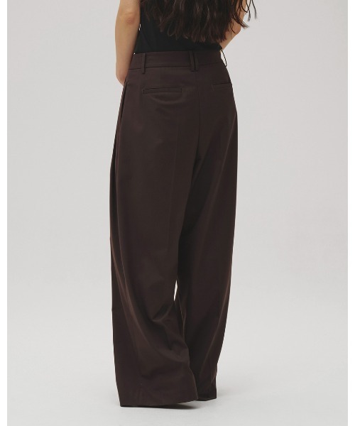 TODAYFUL(トゥデイフル)の「Lightweight Tuck Trousers(その他パンツ・レディース・ダークブラウン/ブラック・36inch/38inch)」の6枚目の写真