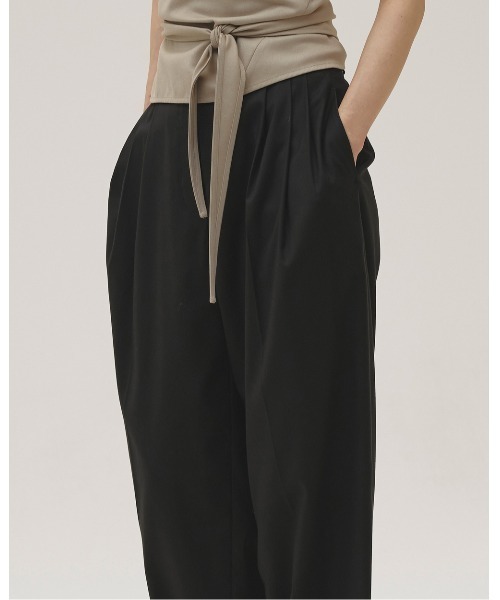 TODAYFUL(トゥデイフル)の「Lightweight Tuck Trousers(その他パンツ・レディース・ダークブラウン/ブラック・36inch/38inch)」の8枚目の写真