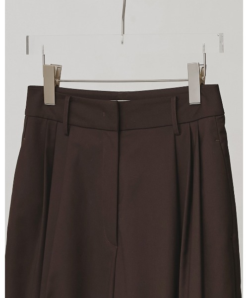 TODAYFUL(トゥデイフル)の「Lightweight Tuck Trousers(その他パンツ・レディース・ダークブラウン/ブラック・36inch/38inch)」の10枚目の写真