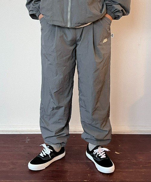 MAGIC NUMBER（マジック ナンバー）の「【MAGIC NUMBER】RETRO NYLON TRACK PANTS（その他パンツ・メンズ・ブラック/グレー・LARGE/X-LARGE/MEDIUM）」の2枚目の写真