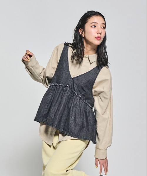 Right-on（ライトオン）の「【HONEYSUCKLE ROSE】2WAYデニムZIPキャミソール (調整可能 / 女性らしさ / レイヤード / カジュアルスタイル)（その他トップス・レディース・ブラック/ダークインディゴブルー・M/L）」の2枚目の写真