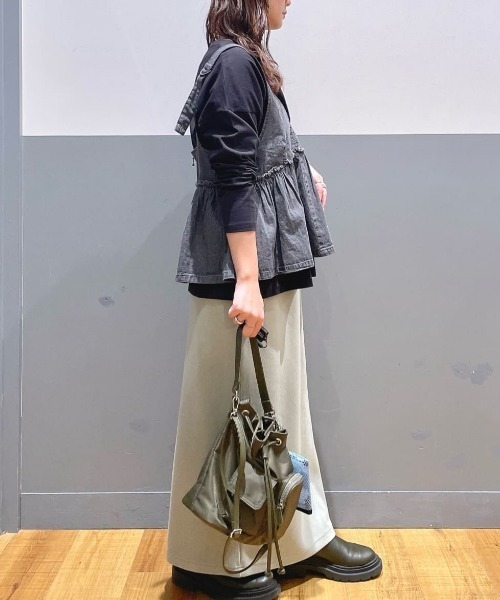 Right-on（ライトオン）の「【HONEYSUCKLE ROSE】2WAYデニムZIPキャミソール (調整可能 / 女性らしさ / レイヤード / カジュアルスタイル)（その他トップス・レディース・ブラック/ダークインディゴブルー・M/L）」の22枚目の写真