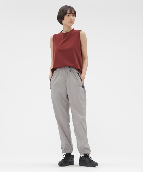 MARGARET HOWELL(マーガレットハウエル)の「RECYCLED NYLON LIGHTWEIGHT POP(その他パンツ・レディース・グレー/ブラック・1/2)」の6枚目の写真