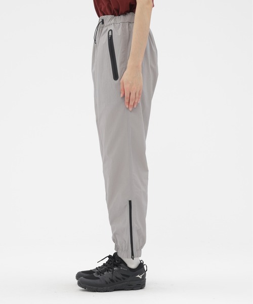 MARGARET HOWELL(マーガレットハウエル)の「RECYCLED NYLON LIGHTWEIGHT POP(その他パンツ・レディース・グレー/ブラック・1/2)」の7枚目の写真