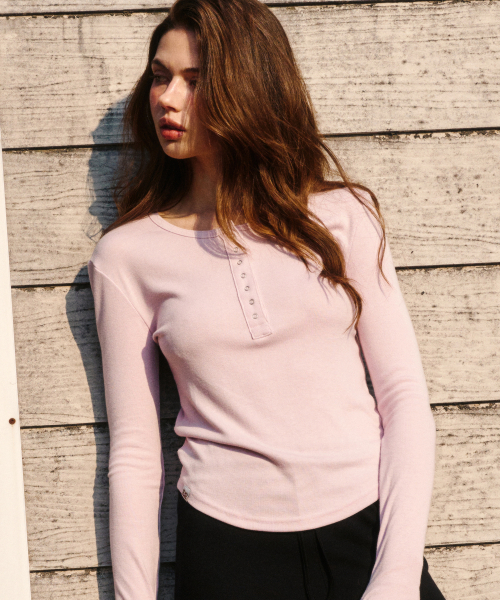 ERER(エルエル)の「Henley Neck Soft T-shirt Light Pink(Tシャツ/カットソー・レディース・ライトピンク・F)」の3枚目の写真