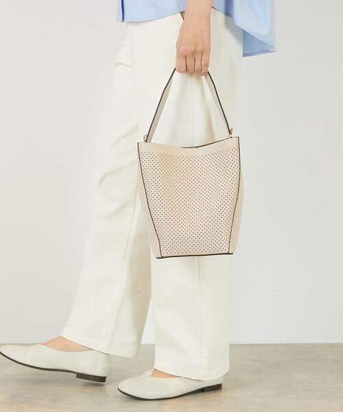MELROSE claire(メルローズ クレール)の「【パンチングショルダー付きバッグ】(ショルダーバッグ・レディース・ベージュ/チョコ/ブラック・FREE)」の2枚目の写真