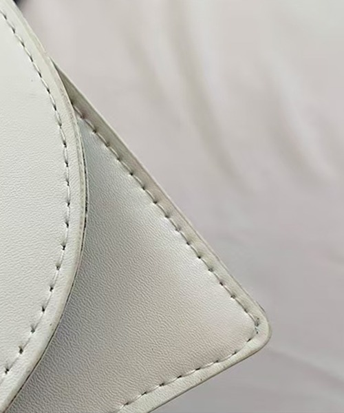 folka(フォルカ)の「2C70-NK PUレザー 2way フラップハンドバッグ(ハンドバッグ・レディース・ホワイト/ブラック・ONESIZE)」の4枚目の写真