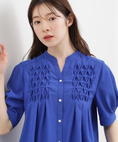 grove(グローブ)の「【貴島明日香さん着用/体型カバー】ON・OFF使えるスモッキングタックブラウス(シャツ/ブラウス・レディース・ブラック/オフホワイト/ブルー/スモーキーグリーン系・02/03/01/05/04)」の15枚目の写真