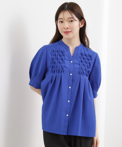 grove(グローブ)の「【貴島明日香さん着用/体型カバー】ON・OFF使えるスモッキングタックブラウス(シャツ/ブラウス・レディース・ブラック/オフホワイト/ブルー/スモーキーグリーン系・02/03/01/05/04)」の14枚目の写真
