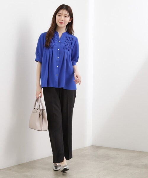 grove(グローブ)の「【貴島明日香さん着用/体型カバー】ON・OFF使えるスモッキングタックブラウス(シャツ/ブラウス・レディース・ブラック/オフホワイト/ブルー/スモーキーグリーン系・02/03/01/05/04)」の13枚目の写真