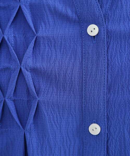 grove(グローブ)の「【貴島明日香さん着用/体型カバー】ON・OFF使えるスモッキングタックブラウス(シャツ/ブラウス・レディース・ブラック/オフホワイト/ブルー/スモーキーグリーン系・02/03/01/05/04)」の12枚目の写真