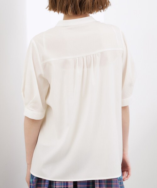 grove(グローブ)の「【貴島明日香さん着用/体型カバー】ON・OFF使えるスモッキングタックブラウス(シャツ/ブラウス・レディース・ブラック/オフホワイト/ブルー/スモーキーグリーン系・02/03/01/05/04)」の9枚目の写真