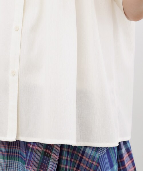 grove(グローブ)の「【貴島明日香さん着用/体型カバー】ON・OFF使えるスモッキングタックブラウス(シャツ/ブラウス・レディース・ブラック/オフホワイト/ブルー/スモーキーグリーン系・02/03/01/05/04)」の6枚目の写真