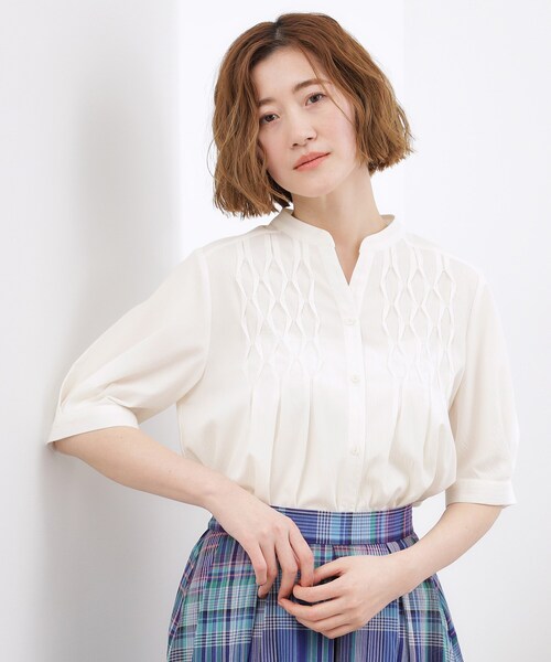 grove(グローブ)の「【貴島明日香さん着用/体型カバー】ON・OFF使えるスモッキングタックブラウス(シャツ/ブラウス・レディース・ブラック/オフホワイト/ブルー/スモーキーグリーン系・02/03/01/05/04)」の5枚目の写真