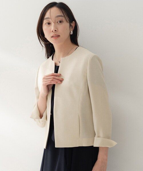 UNTITLED(アンタイトル)の「【清涼感/洗える】ミニマルシルエットジャケット(ノーカラージャケット・レディース・オフホワイト/ナチュラル/ネイビー・00/01/02/03/04/42/44/46/48/50)」の2枚目の写真