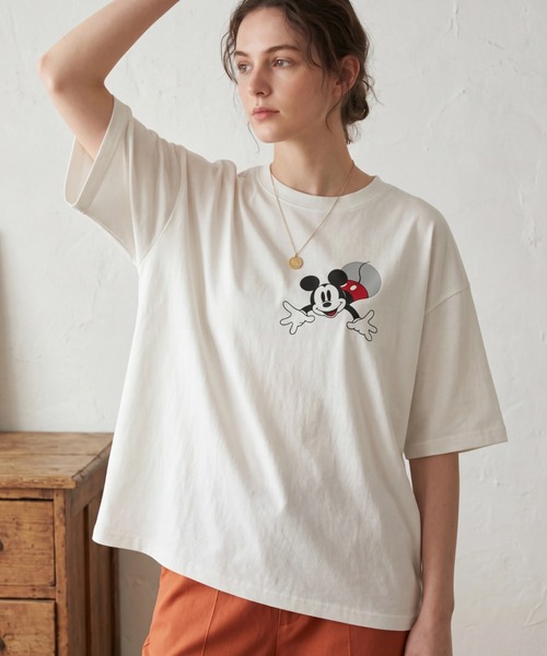 Disney(ディズニー)の「<Disney>【ミッキー】綿混素材ゆるっとTシャツ(Tシャツ/カットソー・レディース・オフホワイト・MEDIUM/LARGE/X-LARGE/XX-LARGE)」の1枚目の写真