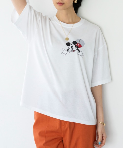 Disney(ディズニー)の「<Disney>【ミッキー】綿混素材ゆるっとTシャツ(Tシャツ/カットソー・レディース・オフホワイト・MEDIUM/LARGE/X-LARGE/XX-LARGE)」の2枚目の写真