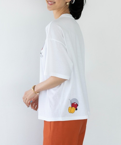 Disney(ディズニー)の「<Disney>【ミッキー】綿混素材ゆるっとTシャツ(Tシャツ/カットソー・レディース・オフホワイト・MEDIUM/LARGE/X-LARGE/XX-LARGE)」の8枚目の写真