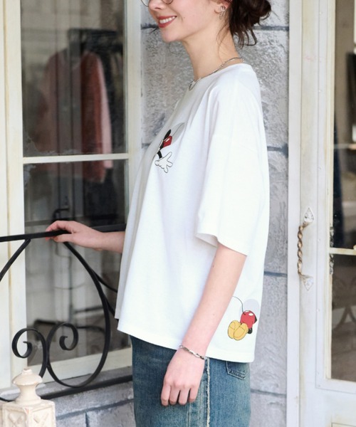 Disney(ディズニー)の「<Disney>【ミッキー】綿混素材ゆるっとTシャツ(Tシャツ/カットソー・レディース・オフホワイト・MEDIUM/LARGE/X-LARGE/XX-LARGE)」の13枚目の写真