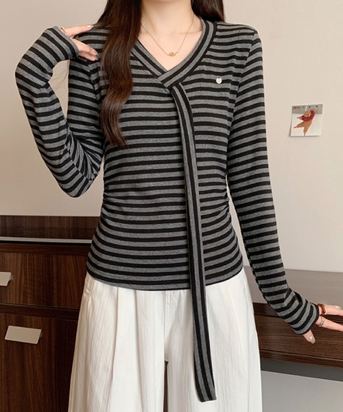 2ly2(トゥーリートゥー)の「Vネック リボンタイデザイン 長袖トップス / フェミニン リボンタイカットソー(Tシャツ/カットソー・レディース・ブラウン/ホワイト/ブラック/ブラック系その他/ダークグレー・FREE)」の4枚目の写真