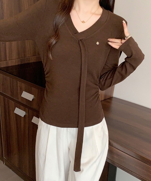 2ly2(トゥーリートゥー)の「Vネック リボンタイデザイン 長袖トップス / フェミニン リボンタイカットソー(Tシャツ/カットソー・レディース・ブラウン/ホワイト/ブラック/ブラック系その他/ダークグレー・FREE)」の1枚目の写真