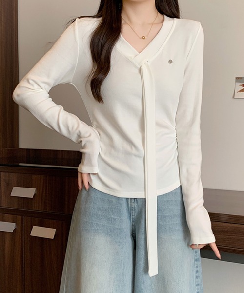 2ly2(トゥーリートゥー)の「Vネック リボンタイデザイン 長袖トップス / フェミニン リボンタイカットソー(Tシャツ/カットソー・レディース・ブラウン/ホワイト/ブラック/ブラック系その他/ダークグレー・FREE)」の2枚目の写真