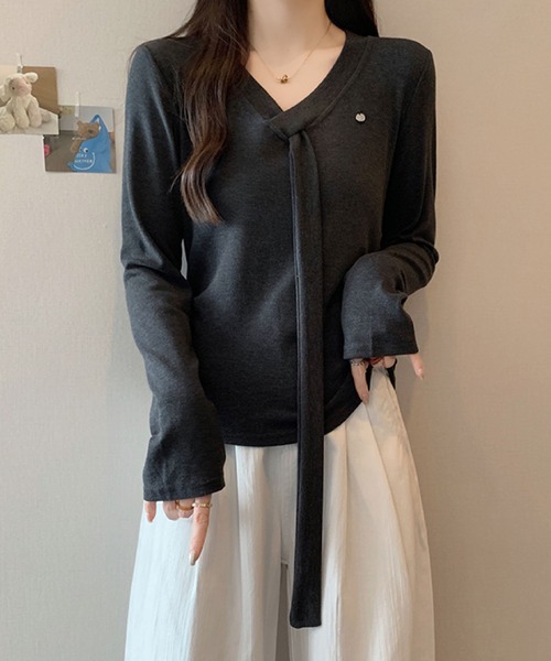 2ly2(トゥーリートゥー)の「Vネック リボンタイデザイン 長袖トップス / フェミニン リボンタイカットソー(Tシャツ/カットソー・レディース・ブラウン/ホワイト/ブラック/ブラック系その他/ダークグレー・FREE)」の5枚目の写真