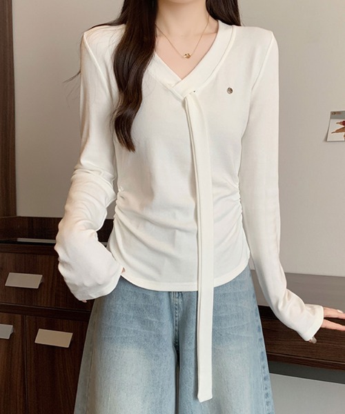 2ly2(トゥーリートゥー)の「Vネック リボンタイデザイン 長袖トップス / フェミニン リボンタイカットソー(Tシャツ/カットソー・レディース・ブラウン/ホワイト/ブラック/ブラック系その他/ダークグレー・FREE)」の6枚目の写真