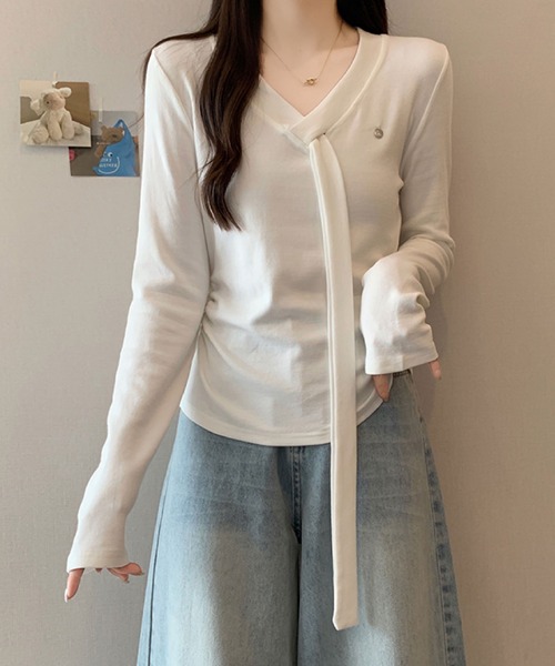 2ly2(トゥーリートゥー)の「Vネック リボンタイデザイン 長袖トップス / フェミニン リボンタイカットソー(Tシャツ/カットソー・レディース・ブラウン/ホワイト/ブラック/ブラック系その他/ダークグレー・FREE)」の7枚目の写真