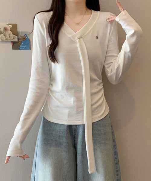 2ly2(トゥーリートゥー)の「Vネック リボンタイデザイン 長袖トップス / フェミニン リボンタイカットソー(Tシャツ/カットソー・レディース・ブラウン/ホワイト/ブラック/ブラック系その他/ダークグレー・FREE)」の8枚目の写真