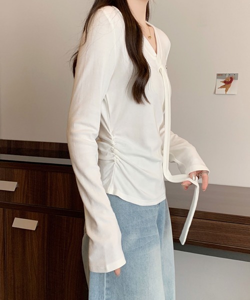 2ly2(トゥーリートゥー)の「Vネック リボンタイデザイン 長袖トップス / フェミニン リボンタイカットソー(Tシャツ/カットソー・レディース・ブラウン/ホワイト/ブラック/ブラック系その他/ダークグレー・FREE)」の10枚目の写真