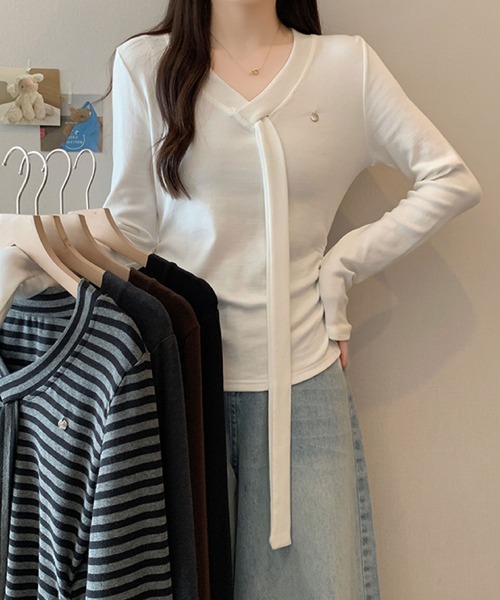 2ly2(トゥーリートゥー)の「Vネック リボンタイデザイン 長袖トップス / フェミニン リボンタイカットソー(Tシャツ/カットソー・レディース・ブラウン/ホワイト/ブラック/ブラック系その他/ダークグレー・FREE)」の13枚目の写真