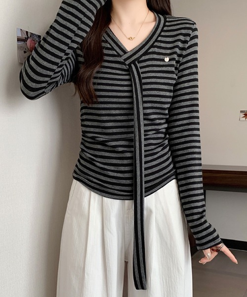2ly2(トゥーリートゥー)の「Vネック リボンタイデザイン 長袖トップス / フェミニン リボンタイカットソー(Tシャツ/カットソー・レディース・ブラウン/ホワイト/ブラック/ブラック系その他/ダークグレー・FREE)」の15枚目の写真