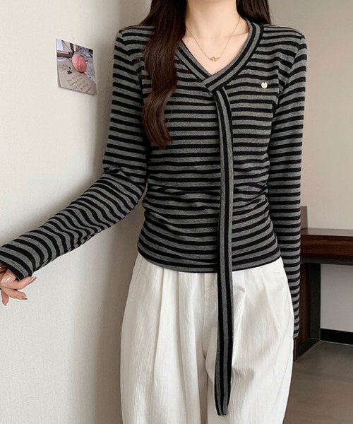 2ly2(トゥーリートゥー)の「Vネック リボンタイデザイン 長袖トップス / フェミニン リボンタイカットソー(Tシャツ/カットソー・レディース・ブラウン/ホワイト/ブラック/ブラック系その他/ダークグレー・FREE)」の17枚目の写真