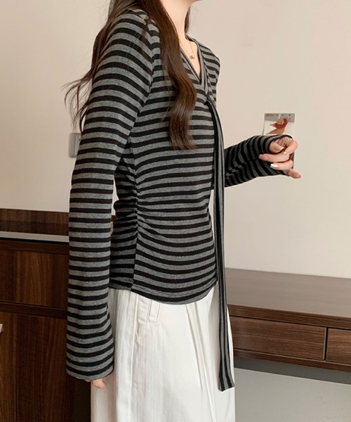 2ly2(トゥーリートゥー)の「Vネック リボンタイデザイン 長袖トップス / フェミニン リボンタイカットソー(Tシャツ/カットソー・レディース・ブラウン/ホワイト/ブラック/ブラック系その他/ダークグレー・FREE)」の21枚目の写真