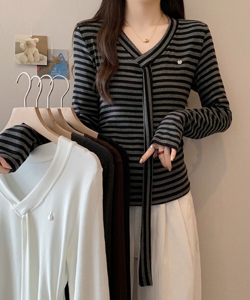2ly2(トゥーリートゥー)の「Vネック リボンタイデザイン 長袖トップス / フェミニン リボンタイカットソー(Tシャツ/カットソー・レディース・ブラウン/ホワイト/ブラック/ブラック系その他/ダークグレー・FREE)」の22枚目の写真
